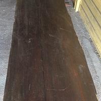 Tavolo in legno con due treppiedi