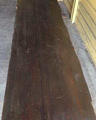 Tavolo in legno con due treppiedi