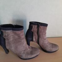 Due paia di tronchetti donna