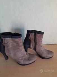 Due paia di tronchetti donna