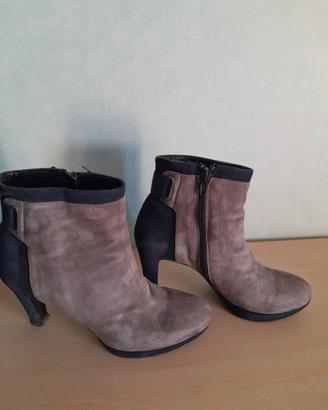 Due paia di tronchetti donna