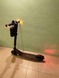 Monopattino elettrico Segway Ninebot E22