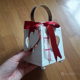 Portacandela bianco con cuore e nastro rosso