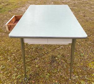 Tavolo anni 60 in formica con cassetto
