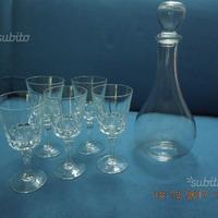 Bottiglia e bicchieri