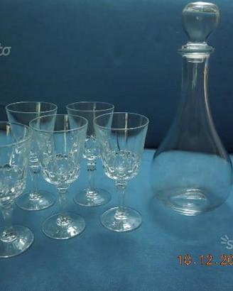 Bottiglia e bicchieri