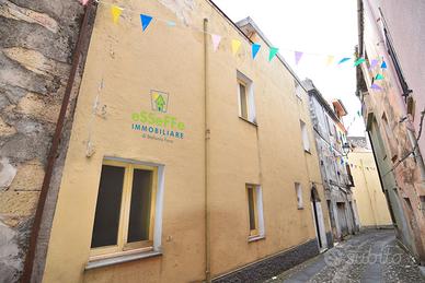Casa indipendente spaziosa con cortile e terrazza