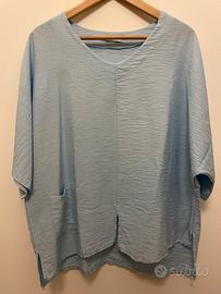 Maglia cotone azzurra con tasche e spacchetto