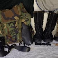 Lotto per softair zaino, anfibi e fondina.