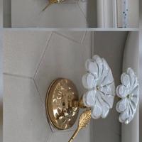 Set da bagno vintage in ottone e vetro opalino 