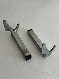 Coppia supporti a forchetta V per cavalletto moto