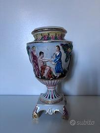 Vaso decorativo in porcellana.