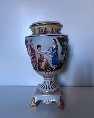 Vaso decorativo in porcellana.