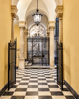 IN PALAZZO DEI ROLLI, A 30 MT DALLA CATTEDRALE