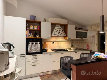 Cucina completa con elettrodomestici – 800 €