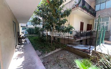 Locale deposito con giardino