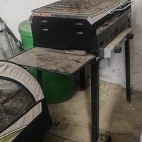 barbecue a gas con pietre laviche.