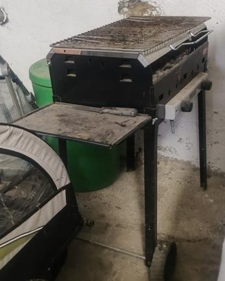 barbecue a gas con pietre laviche.
