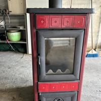Stufa a legna con rivestimento in ceramica