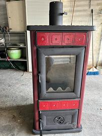Stufa a legna con rivestimento in ceramica