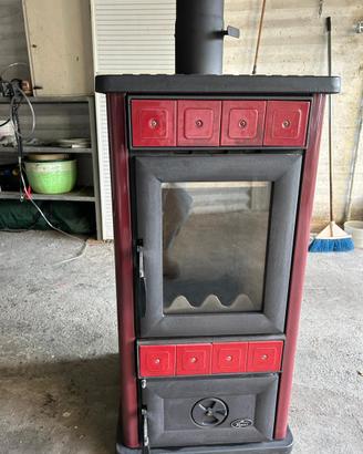 Stufa a legna con rivestimento in ceramica