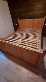 Letto in legno con cassettoni