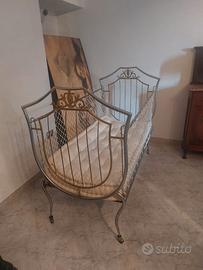 Lettino vintage per bambini in metallo/ottone