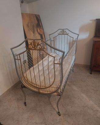 Lettino vintage per bambini in metallo/ottone