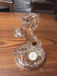 Orologio da tavolo con basamento in cristallo