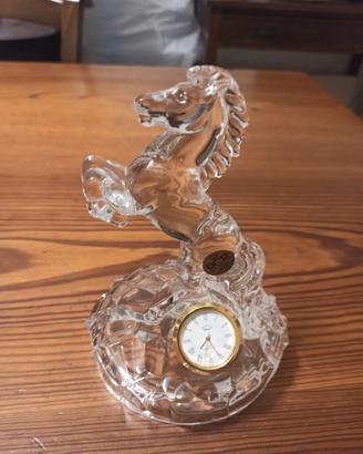 Orologio da tavolo con basamento in cristallo