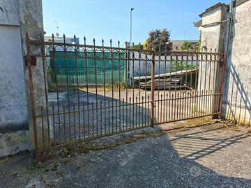 Cancello antico in ferro battente doppia anta