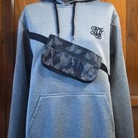 Felpa invernale grigia con stampa camouflage