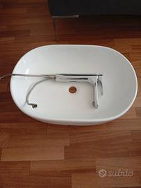 Lavabo da appoggio con rubinetto 