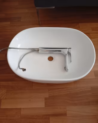 Lavabo da appoggio con rubinetto 