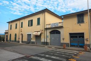 Palazzo 820 mq box triplo,posizione strategica