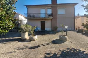 Grande casa per studenti/tesse vicino a Perugia