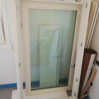 Finestra in legno con telaio