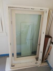 Finestra in legno con telaio