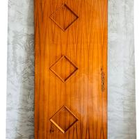 Porta in legno marrone con motivo a rombi