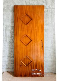 Porta in legno marrone con motivo a rombi