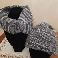 Scaldacollo ad anello e cappello lavorati a mano