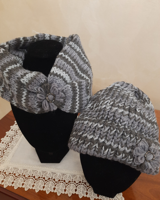Scaldacollo ad anello e cappello lavorati a mano