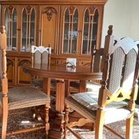 Credenza con tavolo e sedie da pranzo + Lampadario