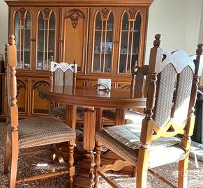 Credenza con tavolo e sedie da pranzo + Lampadario