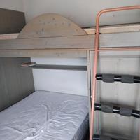 Cameretta composta da letto a ponte e armadio