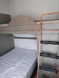 Cameretta composta da letto a ponte e armadio