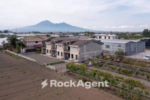 FABBRICATO ALLO STATO GREZZO E TERRENI ANNESSI