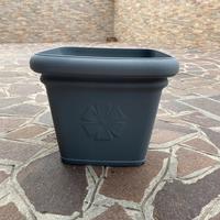 Vasi di plastica grigia da esterno