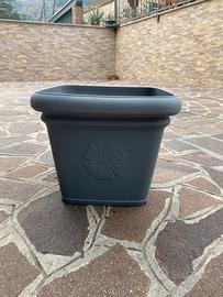 Vasi di plastica grigia da esterno