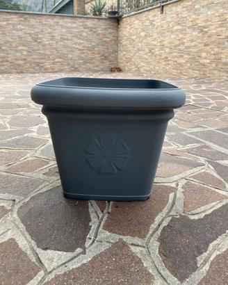 Vasi di plastica grigia da esterno